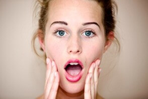 Jak zatuszować zmarszczki pod oczami makijażem?