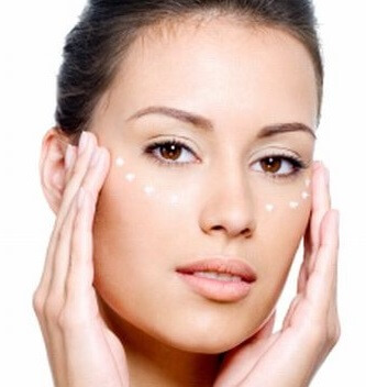 Jak zapobiegać zmarszczkom pod oczami? Kup krem przeciwzmarszczkowy 20+